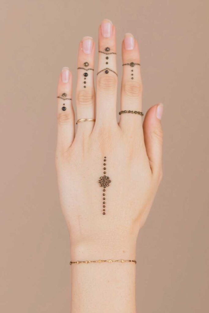 Minimal tikki mehndi with open fingers