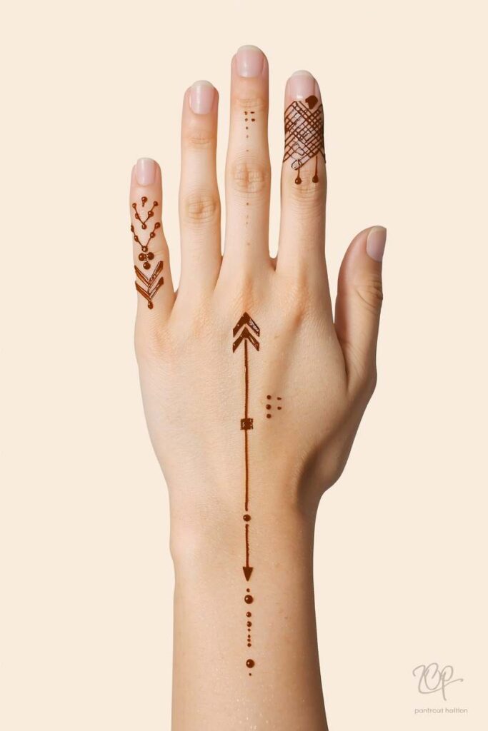  Tattoo-inspired boys mehndi design on the back of the hand.
